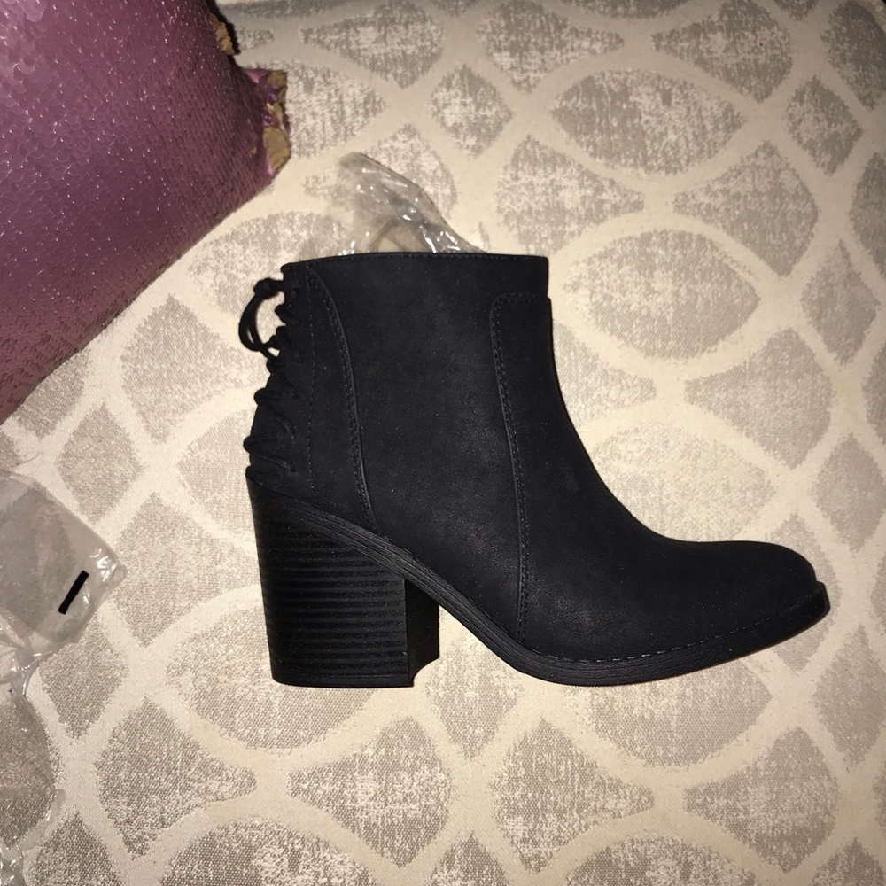 BLACK HEELED BOOTIES 🍂